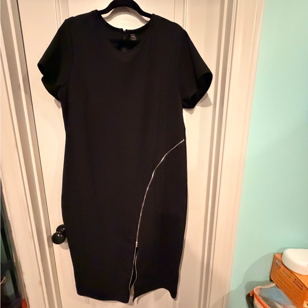 Black Women's Short-Sleeve Zipper Dress